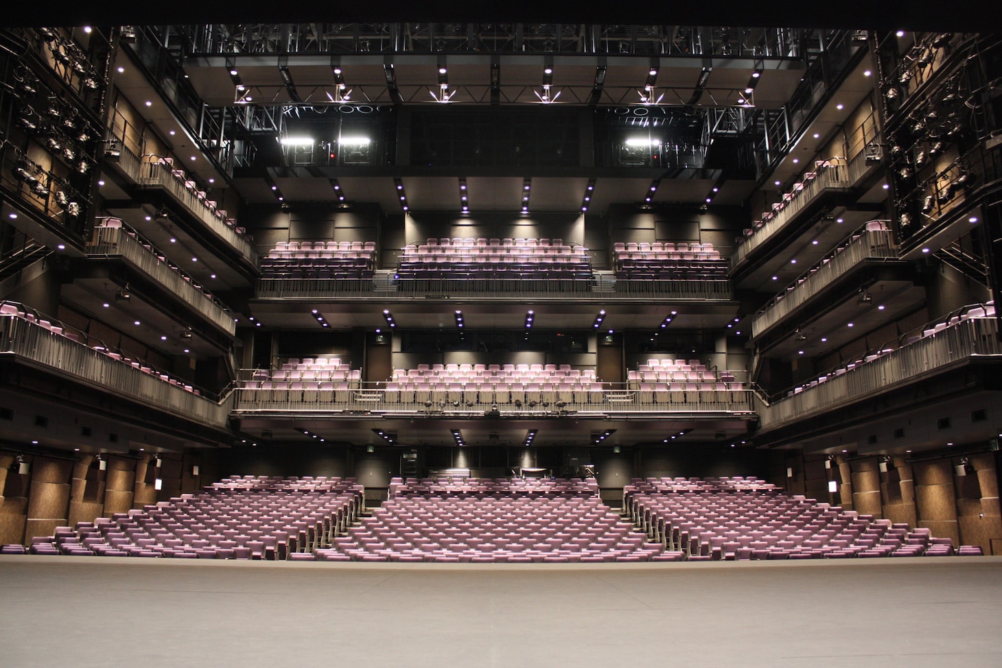THEATER MILANO-Za