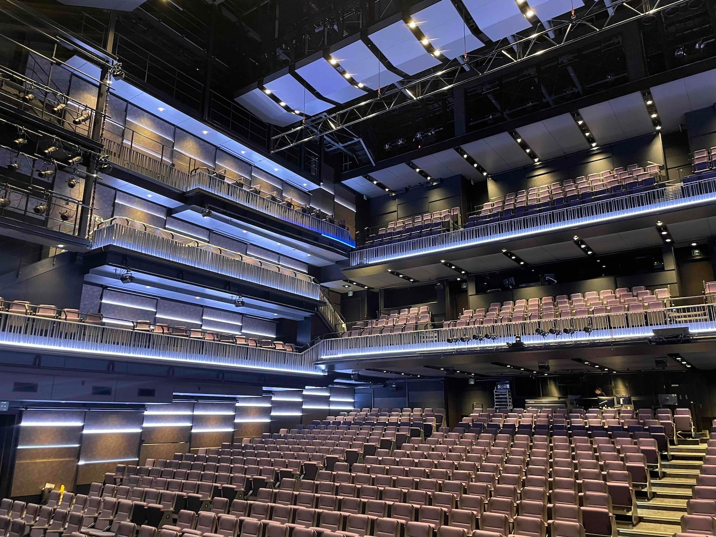 THEATER MILANO-Za
