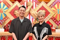 左から設楽統、ホラン千秋。©読売テレビ