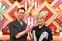 左から設楽統、ホラン千秋。©読売テレビ