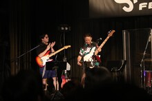 左からヤマモトショウ、戸澤直希。（撮影：チェリーマン）