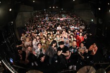 「SAKKA FES Vol.03 宮野弦士DAY Supported by KENDRIX / JASRAC」で撮影された集合写真。（撮影：チェリーマン）