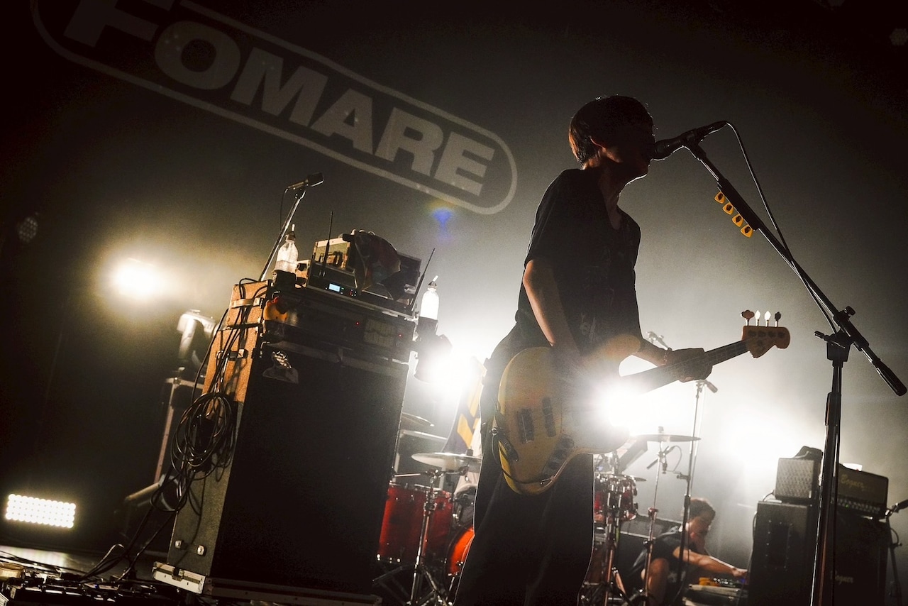 アマダシンスケ（Vo, B / FOMARE）（Photo by RUI HASHIMOTO