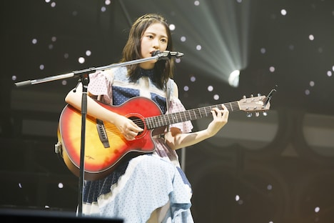 弾き語りをする正源司陽子。（撮影：村山泰紀）