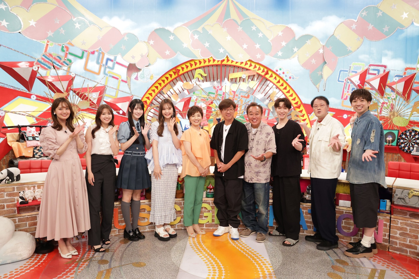 フジテレビ系「ミュージックジェネレーション」出演者。左から井上清華（フジテレビアナウンサー）、香音、綾瀬ことり（Rain Tree）、藤田ニコル、榊原郁恵、さまぁ～ず、渡辺翔太（Snow Man）、アインシュタイン。©フジテレビ