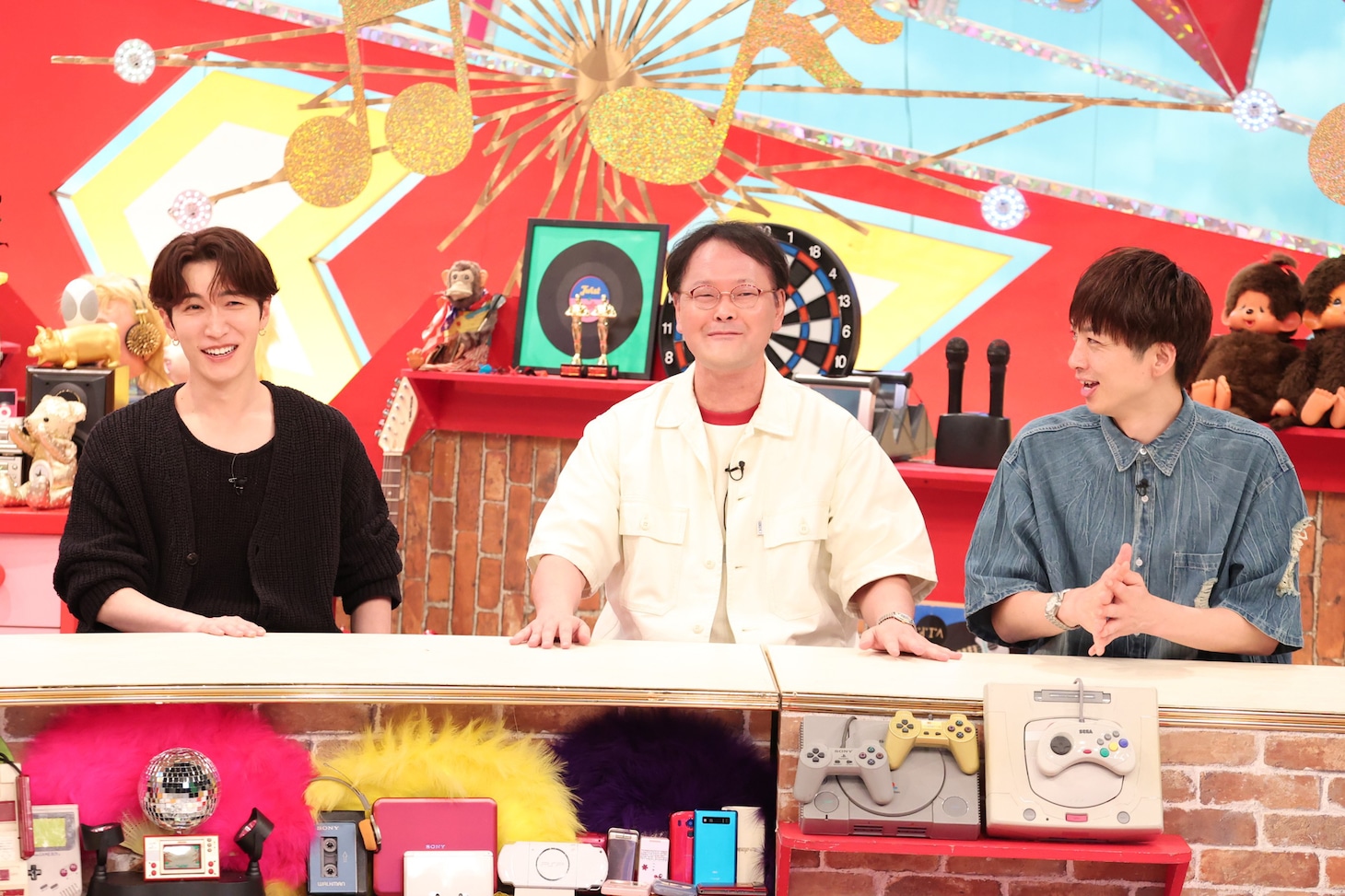 「ミュージックジェネレーション」に出演する（左から）渡辺翔太（Snow Man）、アインシュタイン