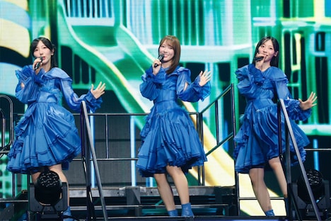 左から小西夏菜実、清水理央、宮地すみれ。（撮影：村山泰紀）