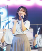 カバー曲を歌う藤嶌果歩。（撮影：村山泰紀）