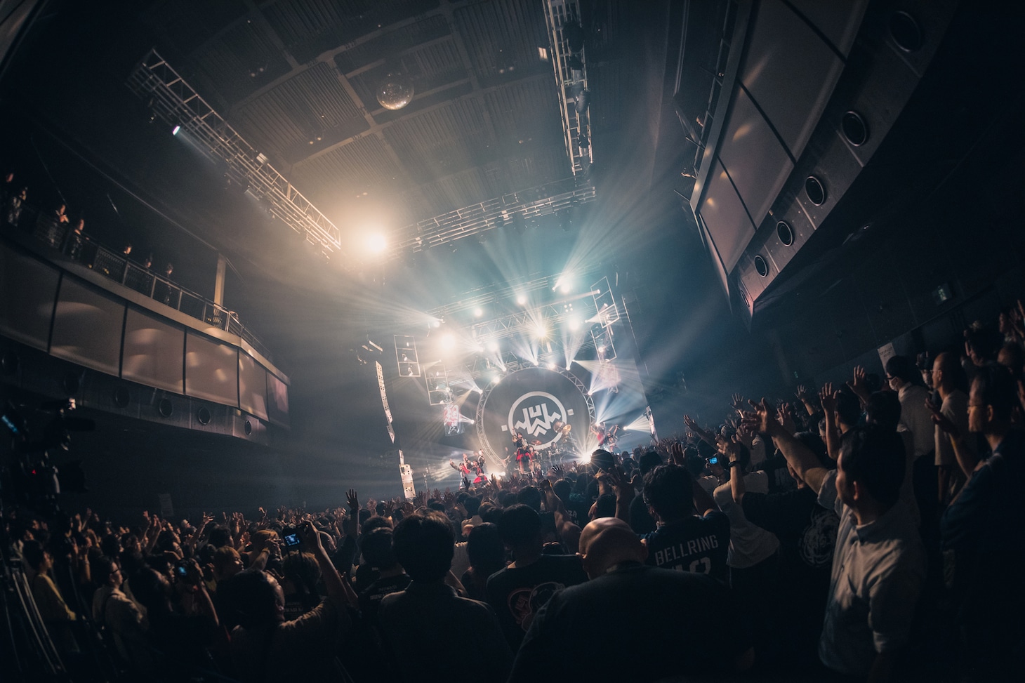 「INUWASI BAND SET LIVE TOUR 2025〝狗鷲廻閃〟」の様子。（撮影：真島洸）