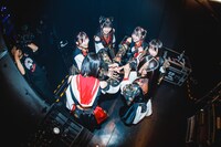 開演前に円陣を組むINUWASI。（撮影：真島洸）