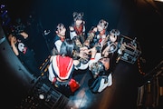 開演前に円陣を組むINUWASI。(撮影:真島洸)