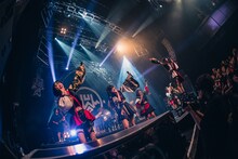 「INUWASI BAND SET LIVE TOUR 2025〝狗鷲廻閃〟」の様子。（撮影：真島洸）