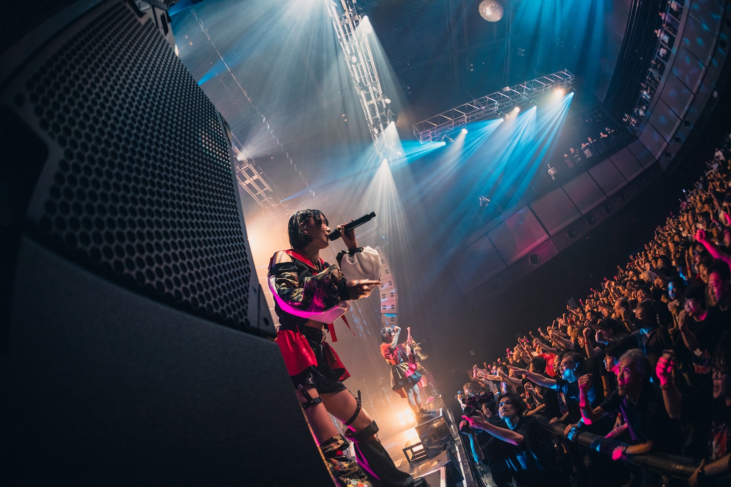 「INUWASI BAND SET LIVE TOUR 2025〝狗鷲廻閃〟」の様子。（撮影：真島洸）