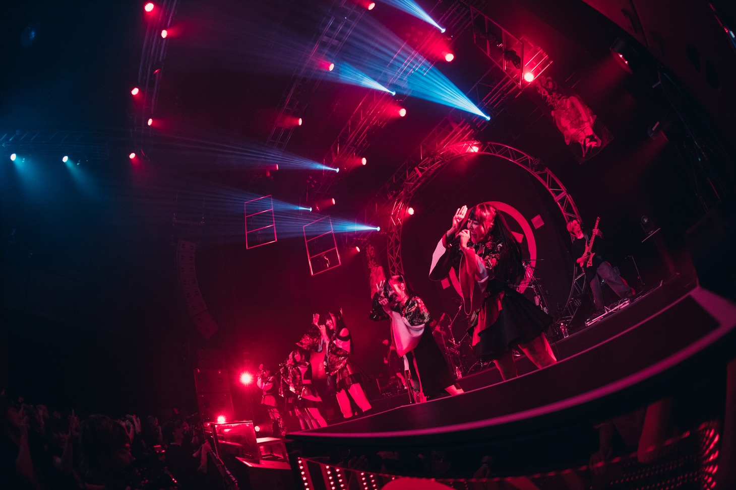 「INUWASI BAND SET LIVE TOUR 2025〝狗鷲廻閃〟」の様子。（撮影：真島洸）