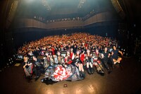 東京・Zepp Shinjuku（TOKYO）のフロアをバックに記念撮影するINUWASI。（撮影：真島洸）