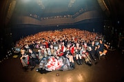 東京・Zepp Shinjuku(TOKYO)のフロアをバックに記念撮影するINUWASI。(撮影:真島洸)