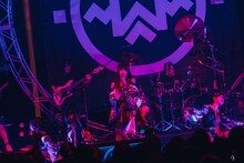 「INUWASI BAND SET LIVE TOUR 2025〝狗鷲廻閃〟」の様子。（撮影：真島洸）