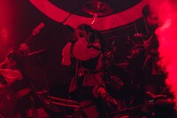 「INUWASI BAND SET LIVE TOUR 2025〝狗鷲廻閃〟」の様子。（撮影：真島洸）