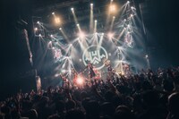 「INUWASI BAND SET LIVE TOUR 2025〝狗鷲廻閃〟」の様子。（撮影：真島洸）