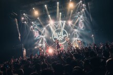 「INUWASI BAND SET LIVE TOUR 2025〝狗鷲廻閃〟」の様子。（撮影：真島洸）