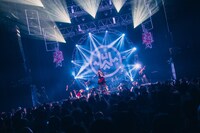 「INUWASI BAND SET LIVE TOUR 2025〝狗鷲廻閃〟」の様子。（撮影：真島洸）