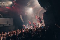 「INUWASI BAND SET LIVE TOUR 2025〝狗鷲廻閃〟」の様子。（撮影：真島洸）