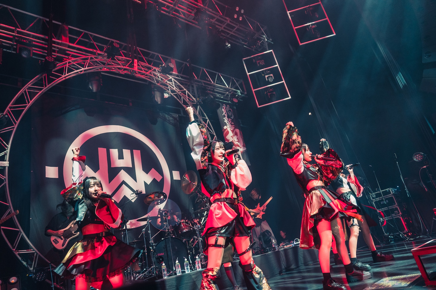 「INUWASI BAND SET LIVE TOUR 2025〝狗鷲廻閃〟」の様子。（撮影：真島洸）