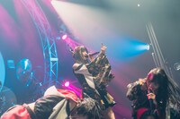 「INUWASI BAND SET LIVE TOUR 2025〝狗鷲廻閃〟」の様子。（撮影：真島洸）