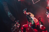 「INUWASI BAND SET LIVE TOUR 2025〝狗鷲廻閃〟」の様子。（撮影：真島洸）