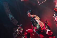 「INUWASI BAND SET LIVE TOUR 2025〝狗鷲廻閃〟」の様子。（撮影：真島洸）