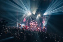 「INUWASI BAND SET LIVE TOUR 2025〝狗鷲廻閃〟」の様子。（撮影：真島洸）