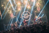 「INUWASI BAND SET LIVE TOUR 2025〝狗鷲廻閃〟」の様子。（撮影：真島洸）