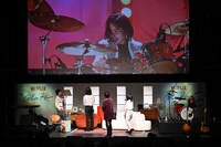 写真を見ながら撮影エピソードを明かす4人。