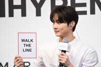 「WALK THE LINE」のカードを引いたJUNGWON。