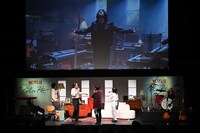 写真を見ながら撮影エピソードを明かす4人。