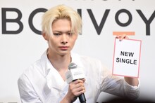 「NEW SINGLE」のカードを引いたNI-KI。