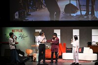 撮影時から14kgほど増えたという町田啓太の体型を確認する佐藤健（中央右）。