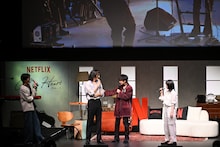 撮影時から14kgほど増えたという町田啓太の体型を確認する佐藤健（中央右）。