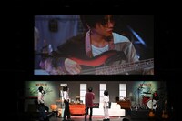 写真を見ながら撮影エピソードを明かす4人。