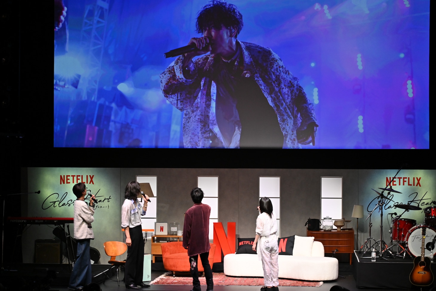 写真を見ながら撮影エピソードを明かす4人。