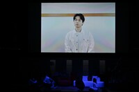 菅田将暉からのビデオメッセージ上映の様子。