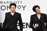 JAY（左）の「よいです。“宵”だけに……」が腑に落ちないJAKE（右）。