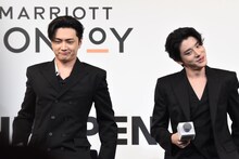 JAY（左）の「よいです。“宵”だけに……」が腑に落ちないJAKE（右）。