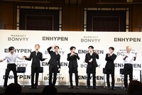 「Shine On Me」のポーズ合わせの様子。