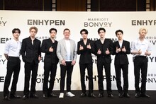 ENHYPENとジョン・トゥーミー氏。