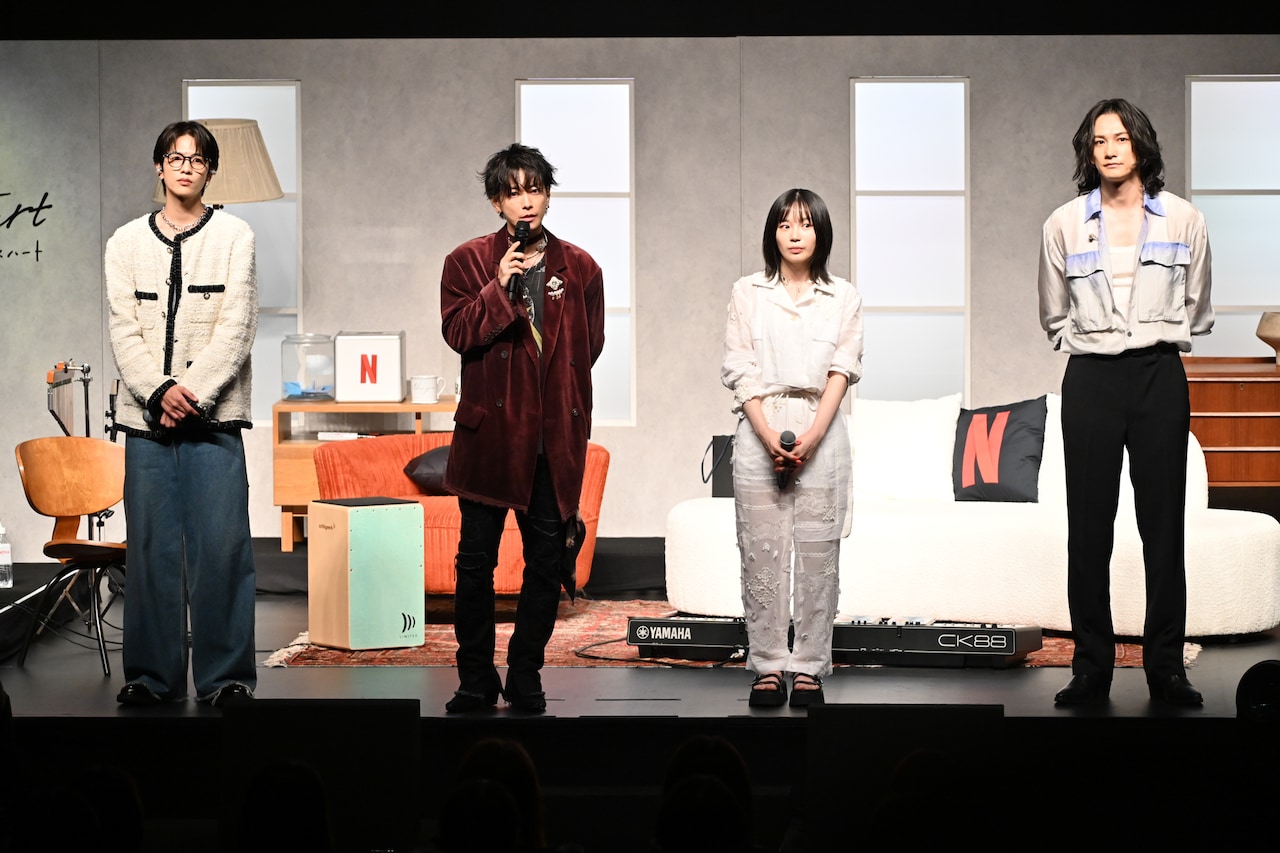 希少♡ABYTS♡佐藤健♡Netflix グラスハート　スタッフパーカー　黒 左から宮崎優、志尊淳、佐藤健、町田啓太。 - Netflix「グラス
