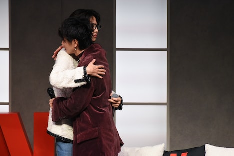 ハグをする志尊淳と佐藤健。