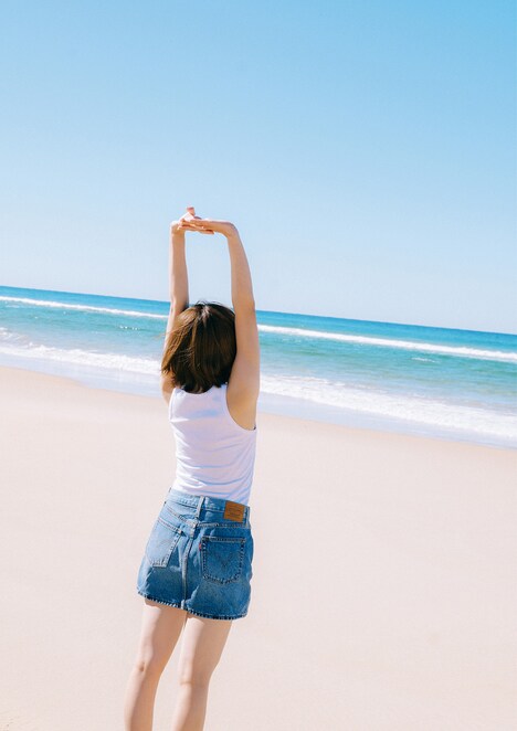 富田鈴花（日向坂46）1st写真集「鈴花サーキット」の@Loppi・HMV 限定版バックカバー。（撮影：峠雄三）©光文社
