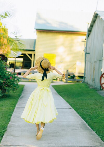 富田鈴花（日向坂46）1st写真集「鈴花サーキット」の紀伊國屋書店限定版バックカバー。（撮影：峠雄三）©光文社