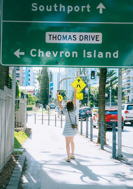 富田鈴花（日向坂46）1st写真集「鈴花サーキット」の通常版バックカバー。（撮影：峠雄三）©光文社